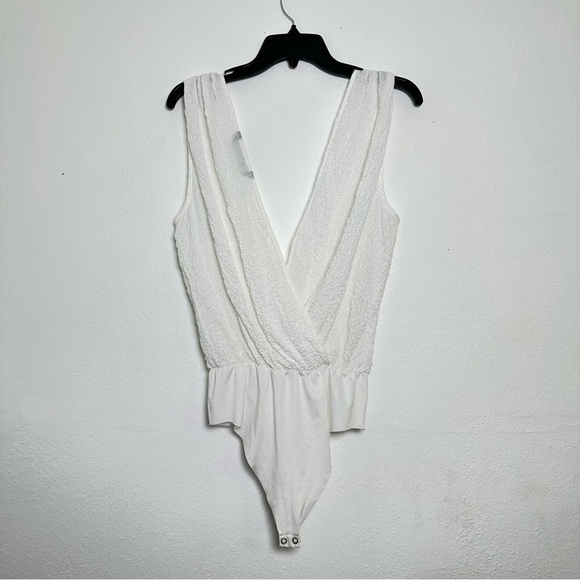 Zara White Textured V-Neck Bodysuit with Gold Rings - Picture 2 of 10